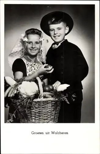 Ak Walcheren Zeeland, Mädchen und Junge in Tracht, Gemüsekorb