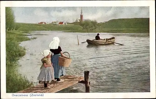 Ak Zeeland, Overzetveer, Mutter mit Kind auf dem Steg