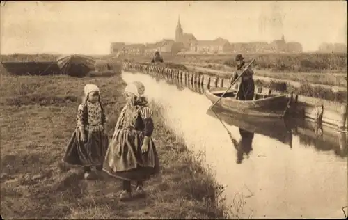 Ak Marken Nordholland Niederlande, Eiland, Kinder in Tracht am Ufer, Ruderboot