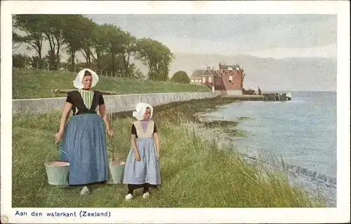 Ak Zeeland Niederlande, Mutter und Kind in Tracht am Ufer