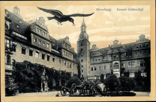 Ak Merseburg an der Saale, Innerer Schlosshof, Rabe mit Ring im Schnabel, Kanonen,