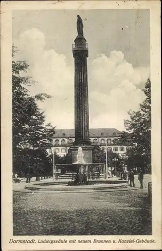 Ak Darmstadt in Hessen, Ludwigssäule mit neuem Brunnen u. Kanzlei-Gebäude