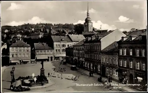 Ak Sebnitz Sächsische Schweiz, Marktplatz, Denkmal, Kirchturm