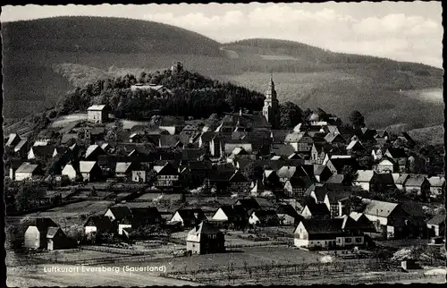 Ak Eversberg Meschede im Sauerland, Blick auf den Ort mit Umgebung