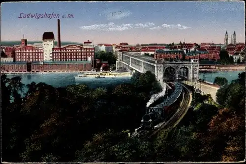 Ak Ludwigshafen am Rhein, Eisenbahnbrücke, Schiff, Stadtansicht