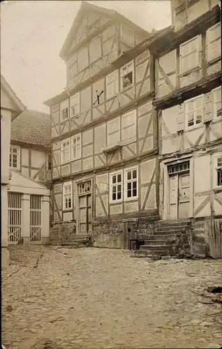 Foto Ak Spangenberg in Hessen, Fachwerkhäuser, Anwohner am Fenster