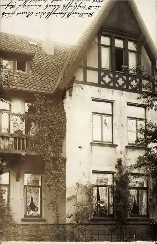 Foto Ak Waldheim Hannover, Wohnhaus, Anwohner auf dem Balkon und am Fenster