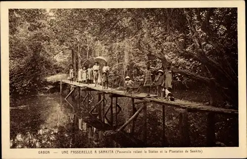 Ak Samkita Gabun, Plantation, Une Passerelle