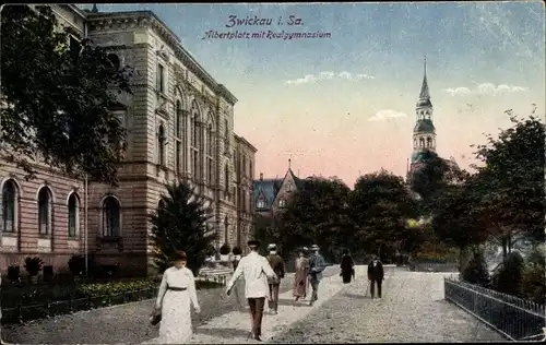 Ak Zwickau in Sachsen, Albertplatz mit Realgymnasium, Passanten, Kirchturm