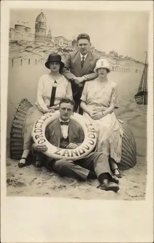 Foto Ak Zandvoort Nordholland Niederlande, Urlauber, Gruppenbild, Rettungsring, Strand