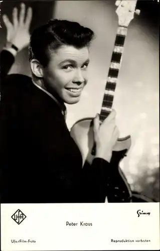 Ak Schauspieler und Sänger Peter Kraus, Portrait mit Gitarre