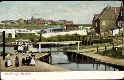 Ak Marken Nordholland Niederlande, Ortsansicht, mit Personen in Trachten