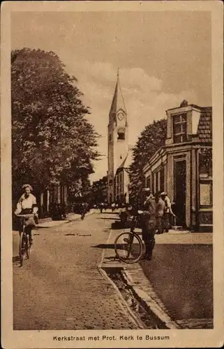 Ak Bussum Nordholland Niederlande, Kerkstraat met Prot. Kerk, Radfahrer