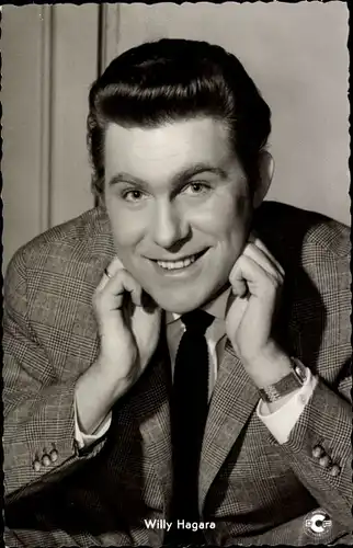 Ak Schauspieler Willy Hagara, Paprika, Portrait, karierter Anzug