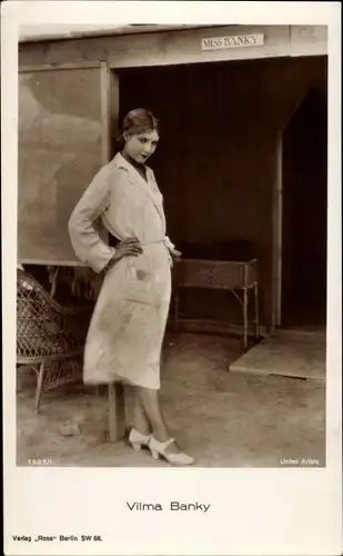 Ak Schauspielerin Vilma Banky, Portrait, Mantel