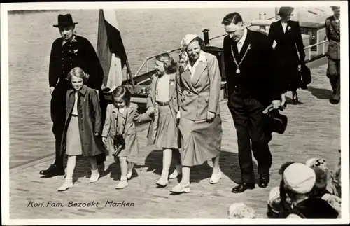 Ak Marken Nordholland Niederlande, Kon, Fam. Bezoekt, Königin Juliana der Niederlande mit Familie