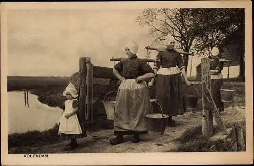 Ak Volendam Nordholland Niederlande, Wasserträgerinnen, Niederländische Trachten