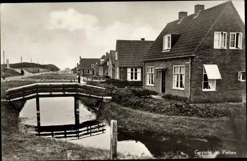 Ak Petten Nordholland, Häuser am Wasser, Brücke