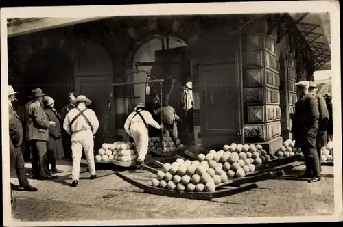 Foto Ak Alkmaar Nordholland Niederlande, Käsemarkt, Käsehändler