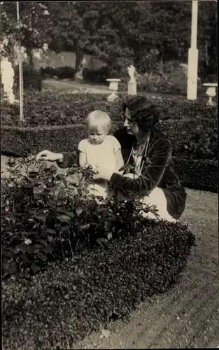 Foto Ak S.A.R. La Duchesse de Brabant et la Princesse Joséphine Charlotte, Park