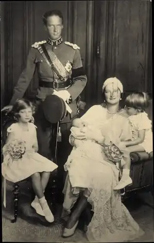 Foto Ak Königin Astrid mit König Leopold III. von Belgien, Kinder