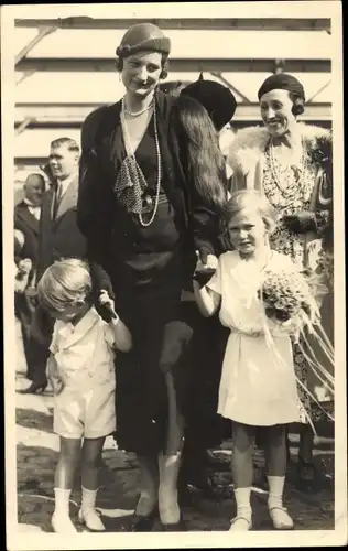 Foto Ak Königin Astrid, Princesse Josephine Charlotte, le Prince Baudouin