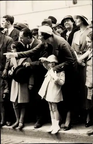 Foto Ak Königin Astrid, Princesse Josephine Charlotte, Passanten