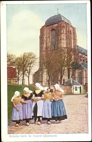 Ak Veere Zeeland, Groote kerk, Mädchen in Trachten, Kirche
