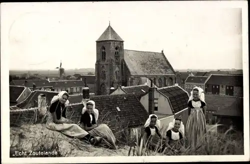 Ak Zoutelande Veere Zeeland Niederlande,  Ortsansicht mit Kirche, Mädchen in Trachten