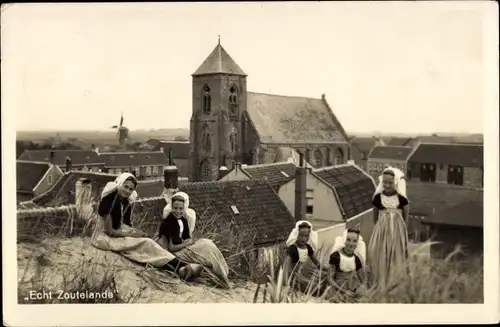 Ak Zoutelande Veere Zeeland Niederlande,  Ortsansicht mit Kirche, Mädchen in Trachten