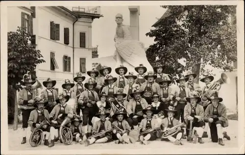 Ak Mayrhofen im Zillertal Tirol, Musikkapelle in Tracht, Gruppenbild