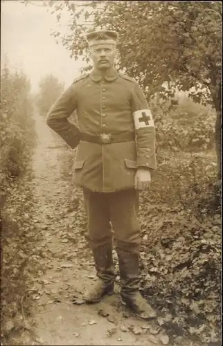 Foto Ak Deutscher Sanitäter in Uniform, Armbinde, 1. WK