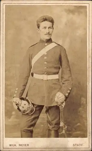 CdV Stade, deutscher Soldat in Uniform, Standportrait