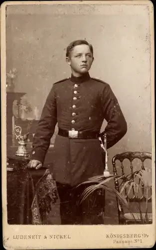 CdV Königsberg Ostpreußen, deutscher Soldat in Uniform, Standportrait