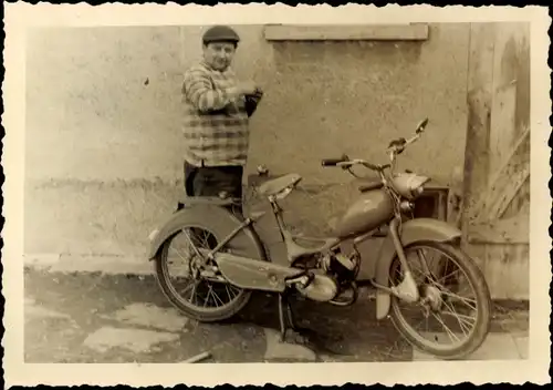 Foto Motorrad, Mann im karierten Hemd, Mütze