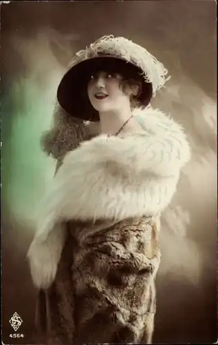 Ak Portrait einer Frau im Pelzmantel