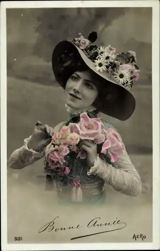 Ak Glückwunsch Neujahr, Portrait einer Frau mit Hut und Blumenstrauß