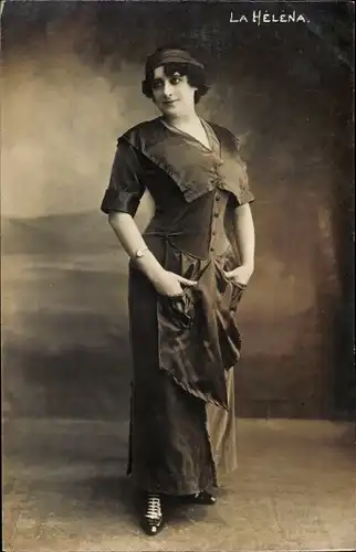 Foto Ak Standportrait einer Frau im Kleid, La Helena