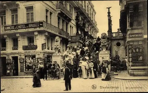 Ak Blankenberge Westflandern, L'Escalier des Lions, Hôtel de Bruges, Löwenstatue, Denkmal, Menschen