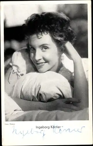 Ak Schauspielerin Ingeborg Körner, Portrait im Bett, Kissen, Autogramm