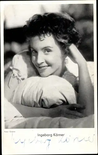 Ak Schauspielerin Ingeborg Körner, Portrait im Bett, Kissen, Autogramm