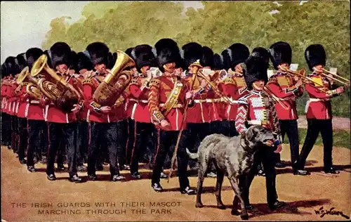 Künstler Ak The Irish Guards with their mascot marching through the park