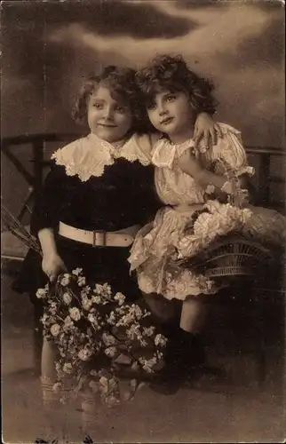 Ak Zwei Mädchen, Portrait, Blumenstrauß