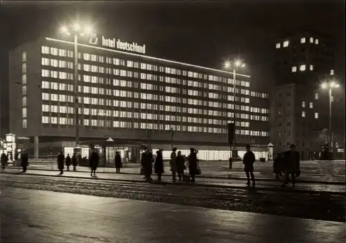 Ak Leipzig in Sachsen, Hotel Deutschland am Karl-Marx-Platz, bei Nacht