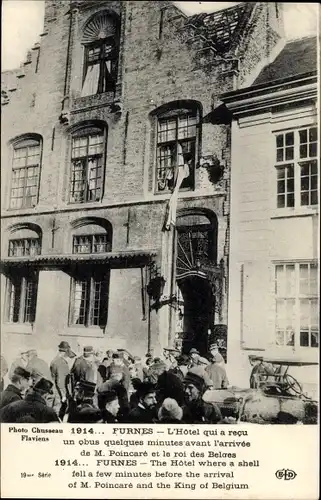 Ak Furnes Westflandern, Hôtel qui a recu un obus quelques minutes avant l'arrivée de le roi, gens