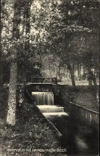 Ak Leuvenum Gelderland, Waterval in het bosch