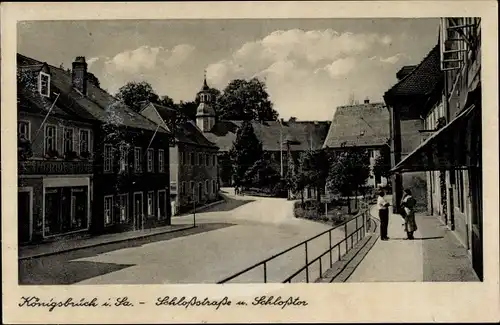 Ak Königsbrück in der Oberlausitz, Schlossstraße und Schlosstor, Passanten