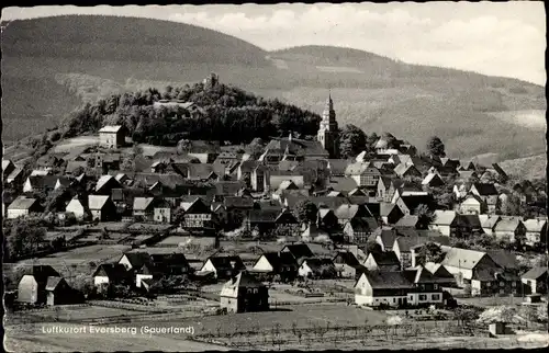 Ak Eversberg Meschede im Sauerland, Blick auf den Ort mit Umgebung