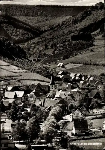 Ak Bödefeld Schmallenberg im Sauerland, Teilansicht vom Ort mit Kirche