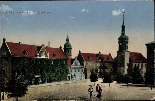 Ak Riesa an der Elbe Sachsen, Rathaus und Klosterkirche, Radfahrer